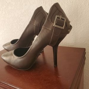 Vera Wang brown heels with buckles